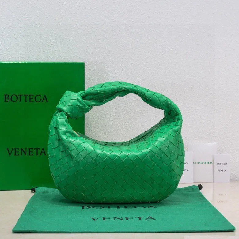 medium parrot green